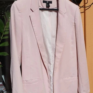 Skjorta - Axelvaddar borttagna  Storlek 36  Finns i Slavsta, Uppsala för upphämtning. Kan skickas, köpare står för frakt.