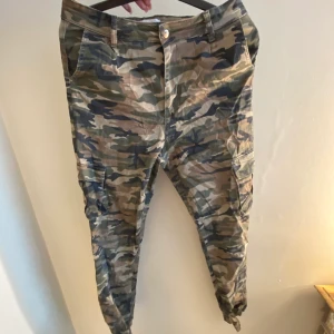 kamouflage byxor  - Dessa kalouflauge byxorna från madlady har jag inte använt sedan 2017 o dem inte passar. originellt kostade 500kr och säljer nu för 65kr+frakt. om du gillar baggy byxor och du är S passar dessa. men igentligen är de M/L tycker jag ! hör av vid intresse ❣️