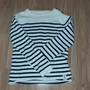 Säljer randig snygg tröja  - bra skick vet inte pris så skriv förslag om du vill köpa. 