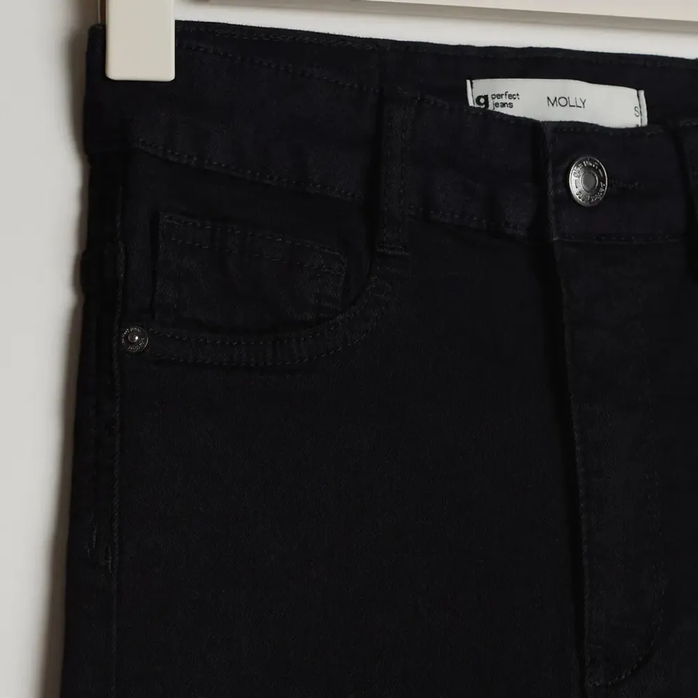 Molly highwaist jeans från Ginatricot. Väldigt stretchiga jeans i bra skick. Skriv för fler bilder💕Köparen står för frakten! . Jeans & Byxor.