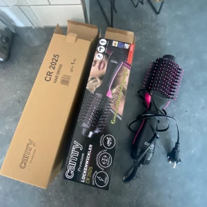 Helt ny varmluftsborste / värmeborste - Helt ny varmluftsborste från Camry som var lite för stor för mitt hår, har endast provat den en gång! Allting finns kvar kartong, innehållsförteckning osv ⭐️ 