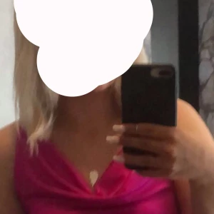 Klänning - Säljer denna fina klänning jag tänkte ha på balen men använde en Annan Så har ingen användning för den längre💕