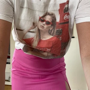 T-shirt  - Snygg T-shirt med tryck, köpt på bershka i Portugal. Bra skick. Storlek S/M. Säljer då jg ej använder längre. Köpare står för frakt.