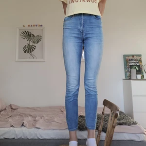 Skinny fit högmidjade jeans i strl 164 - Ett par ljusblå jeans. Väldigt sköna, men är lite för korta för nig då jag är 170cm!  Om man köper flera saker på en gång så gör jag det till ett paket och det blir samfrakt!