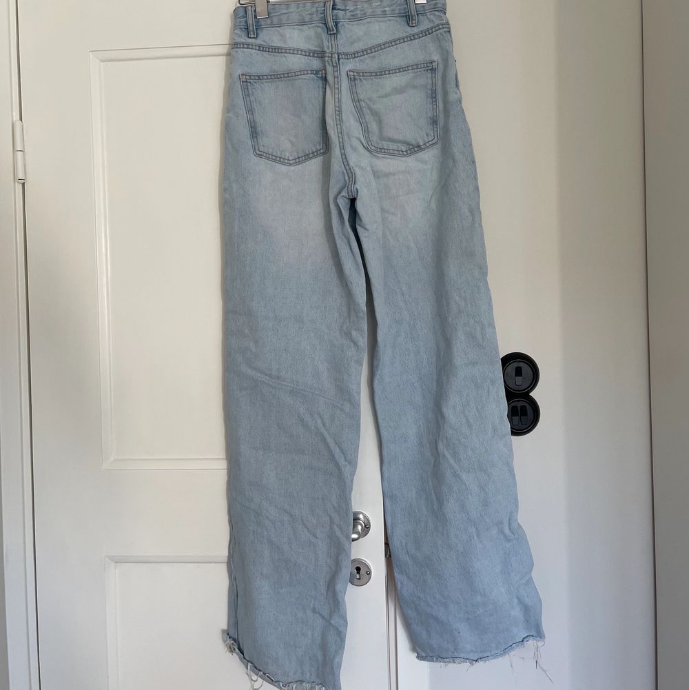 Högmidjade och breda zarajeans. Finns små märken längs botten av jeansen, de syns dock inte när de är på. Du står för frakt alt mötas upp i Sthlm. . Jeans & Byxor.