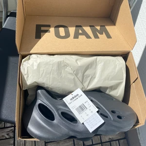 Yeezy Foam Runner - Yeezy Foam Runner Onyx. Storlek: EU 43, US 9, UK 9  Helt oanvända. Skickas dubbelboxat med kvitto från SNS.