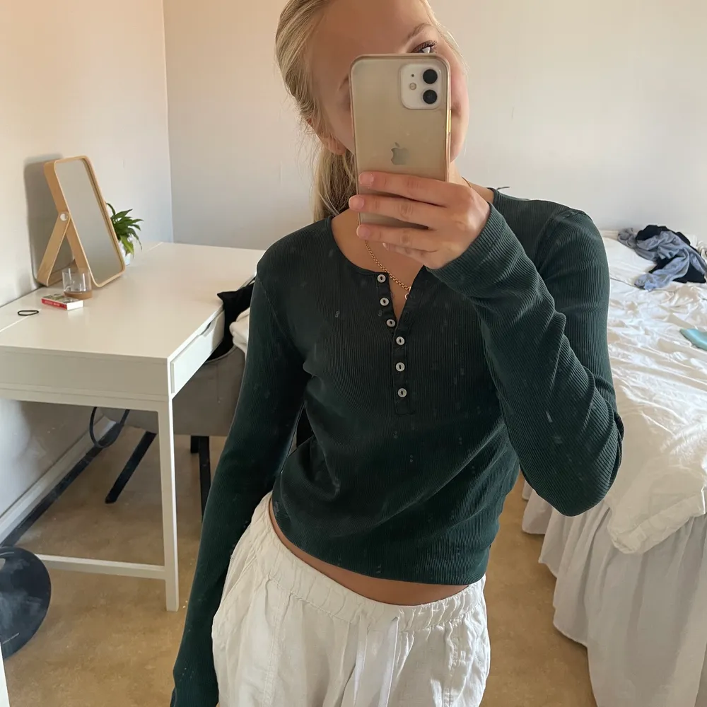 Söt tröja från Zara i storlek S med knappar som går att knäppa och öppna💗. Tröjor & Koftor.
