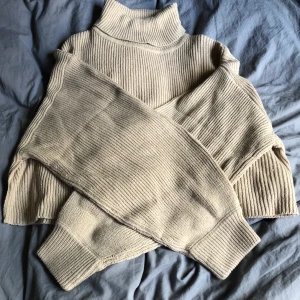 Stickad tröja - Croppad tröja, bra skick frakt ingår.