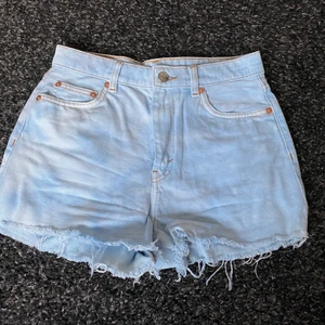 Ljusblå shorts - Ljusblåa skitsnygga shorts från Monki! Har blivit för små för mig tyvärr.  Skick: som nyskick Storlek: W26 Nypris: ca 300kr