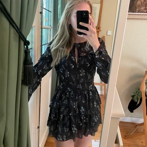 Somrig klänning  - Superfin klänning med blommor och vorlanger i storlek xs. Köpt på missguided men tyvärr lite liten så aldrig använd. 