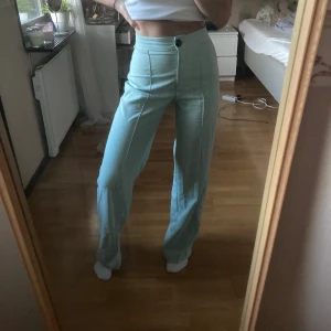 Kostymbyxor - Säljer ett par mintgröna kostymbyxor från Bershka som är skit coola men inte min stil.. Köpte de förra sommaren men så dom är använda 2-3 gånger 🫶🏻💗 Storlek 36