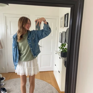 Vit kjol -  jätte söt kjol köpt här Plick men kommer originellt från Shein.