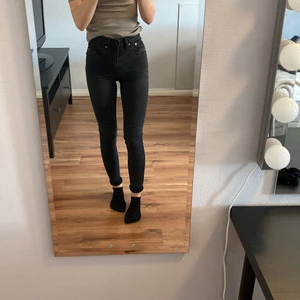 Jeans lager 157 - Säljer mina svart/grå jeans från lager 157. Inte mycket använda, fint skick. Ord. pris 200kr