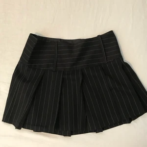 Svart kritstrecksrandig plisserad kjol - 💓Säljer min svarta plisserade miniskirt då den inte kommer till användning 💓