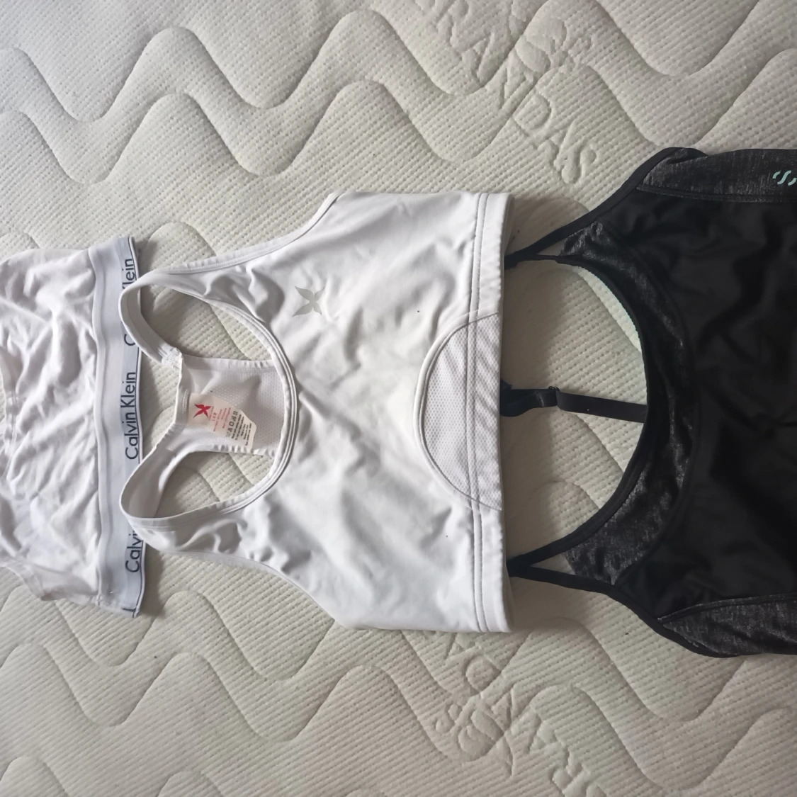 Tre stycken såort BH