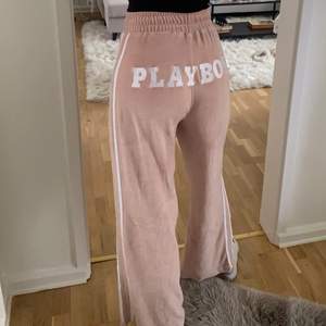 Rosa mjukisbyxor från missguideds playboy kollektion. Använda väldigt lite! Har ett litet hål på rumpan vid A:et.