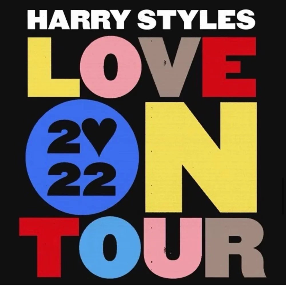 Säljer 1 ståplats biljetter till Harry Styles love on tour konsert den 29/6-2022. Det är vanlig ståplats inte vip, alltså bakom kitchen och allt det. Säljer för att jag hittade bättre biljetter! Ingång V  BUDA PRIVAT ELLER I KOMMENTARSFÄLTET! . Övrigt.