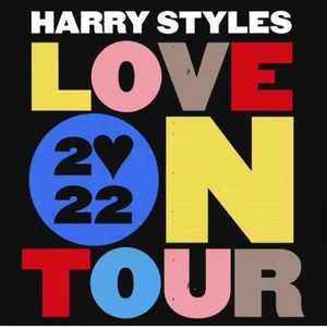 Harry Styles Love on tour Stockholm - Säljer 1 ståplats biljetter till Harry Styles love on tour konsert den 29/6-2022. Det är vanlig ståplats inte vip, alltså bakom kitchen och allt det. Säljer för att jag hittade bättre biljetter! Ingång V  BUDA PRIVAT ELLER I KOMMENTARSFÄLTET! 