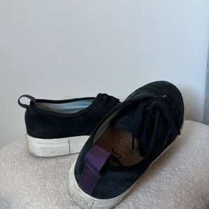 Eytys i mocka - Säljer ett par eytys i mocka tyg typ! Storlek 39 fast jag skulle säga att de passar nån med storlek 40,5 I gott skick