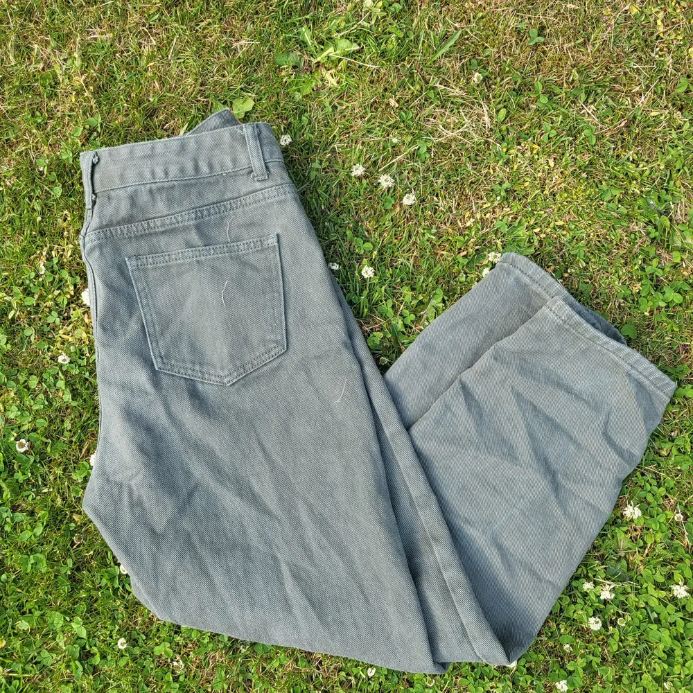Ett par sköna jeans som är gjorda av 85% bommul och 15% polyester. Tvättas i 30°. Säljer på grund av att jeansen är för små för mig. Använt ca 1 gång. Midwaist. Står ej för postens slarv. 60kr + frakt💕. Jeans & Byxor.