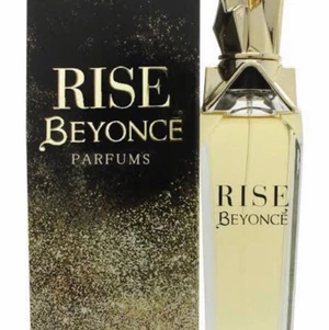Beyonce Damparfym - Endast testad Blommig och fruktig doft 100 ml flaska Toppnoterna doftar utav Bergamott, Aprikos och Basilika. Sedan följer hjärtnoterna med Orchid, Jasmin och Freesia. Doftens basnoter landar i Cashmir trä, Mysk, Vetiver och Träiga noter.