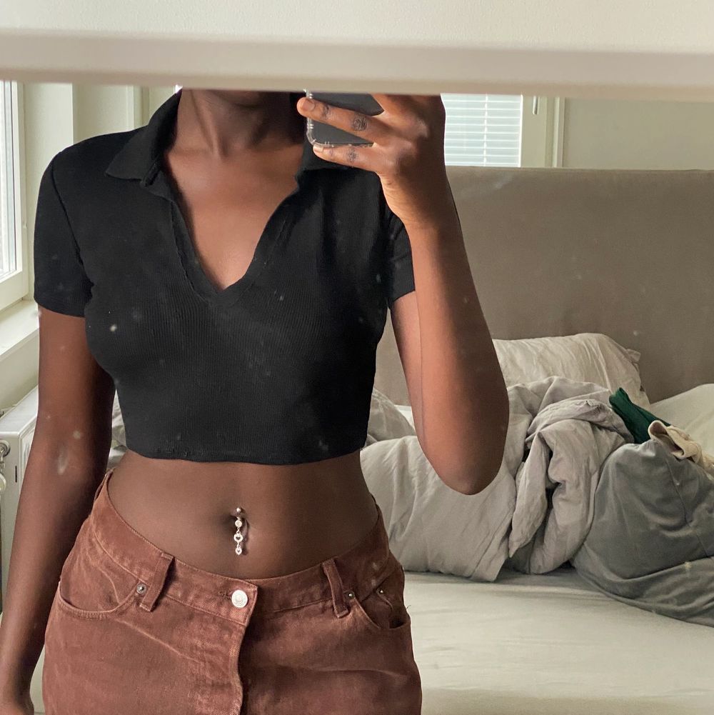 Säljer en svart croptop med krage från ZARA och är använd några gånger ❤️🔥 Kan gå ner vid snabbköp 🥰 Fin passform 🙏🏾. Toppar.