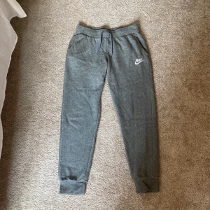 Nike  - Jag säljer doma Nike mjukis byxorna för dom är förstora för mig men har aldrig använt dom och är i ett jätte fint skick o sköna och köpte dom för 349 kr skriv till mig vid fler undringar 💕