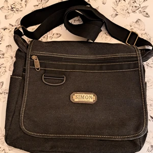 Simon väska  - Använd ca 2 gånger. Storleken är ungefär som en skolmappn 🙂 Fraktas mot att köparen betalar! Köpte för ca 300kr ny. 💖