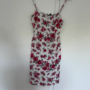 Klänning - Fint skick! Står strl 40 men skulle säga 36/38