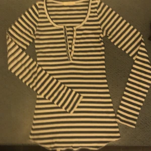 Randig långärmad - Randig långärmad i vit och mörkblå. Väldigt 2010 Bella Swann vibe! Skriv för bilder på