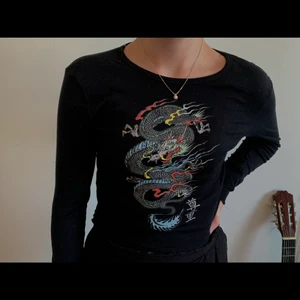 Tröja med tryck  - Långärmad tröja med ett tryck som liknar en drake, jätte bekväm (inga skador eller så) (köpare står för frakt) skriv till mig för mer info eller intresse för att köpa❤️❤️