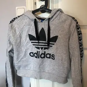 Kort hoodie från Adidas originals, knappt använd. Pris kan diskuteras.