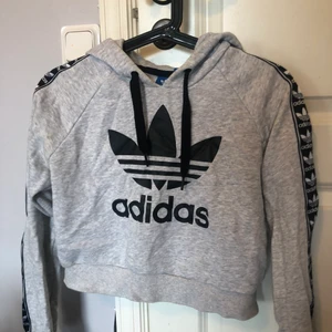 Adidas originals hoodie  - Kort hoodie från Adidas originals, knappt använd. Pris kan diskuteras.