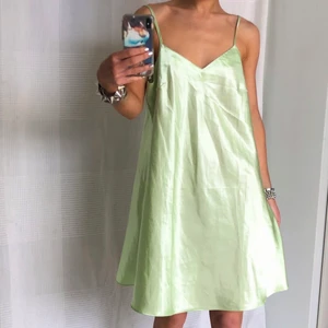 Klänning - Säljer denna vackra klänning🐉 fraktar för 22kr eller möts i Fridhemsplan ⭐️