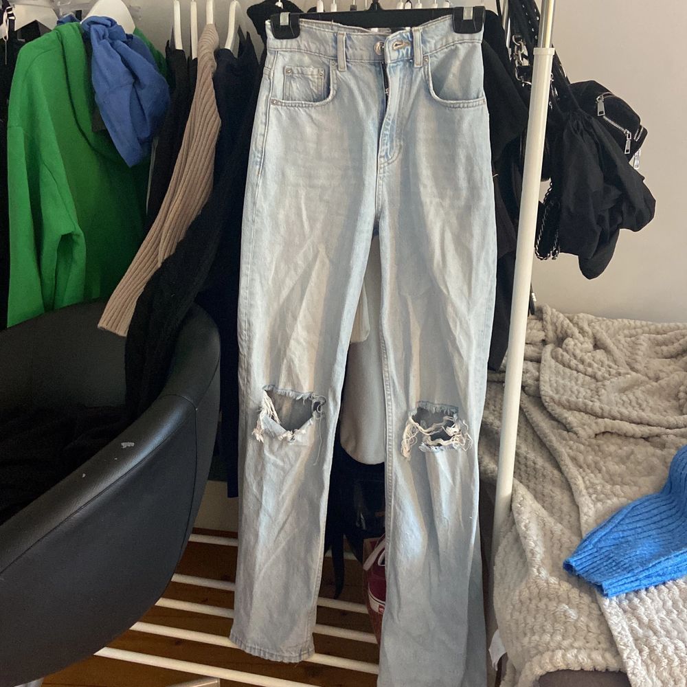 90s high waist jeans från Gina tricot storlek 32, köparen står för frakten☀️. Jeans & Byxor.