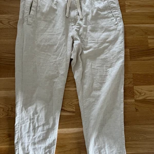 Linnebyxor  - Säljer dessa då jag inte använder de, är i väldigt bra skick och knappt använda, nypris: 499