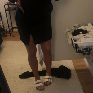 Glittrig kjol💕💕 - Säljer denna superfina glittriga kjol som aldrig kommer till någon användning!💕💕(köpare står för frakt)