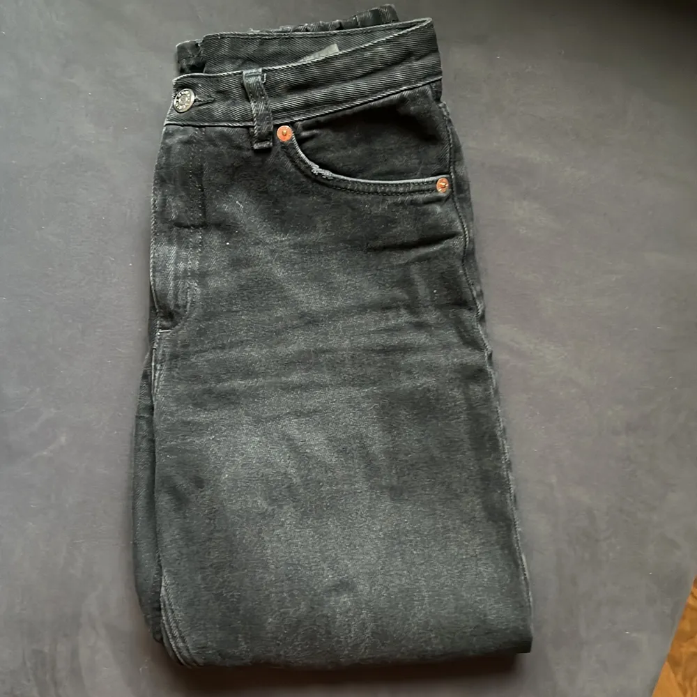 Ett par jeans från Monki i modellen Taiki med svart tvätt, alltså inte de hel svarta på bilden utan de som är grå/svarta. (Se bild 3) i strl 27! Använda men i fint skick! 🖤🖤. Jeans & Byxor.