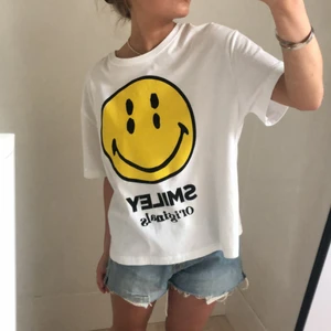 Smiley t-shirt - Ball t shirt från Zara!!💥 Helt oanvänd. Kontakta mig gärna vid frågor, frakten ingår i priset💕