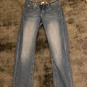 Säljer mina skinny jeans har nästan aldrig kommit till användning. Köpte för 6 månader ungefär. Köpte från Gina för 249kr . Säljer för 99kr.Säljaren står för frakten. Står inte för postnord slarv . Mer info skriv dm  