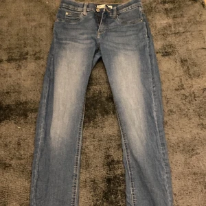 Jeans , Skinny jeans  - Säljer mina skinny jeans har nästan aldrig kommit till användning. Köpte för 6 månader ungefär. Köpte från Gina för 249kr . Säljer för 99kr.Säljaren står för frakten. Står inte för postnord slarv . Mer info skriv dm  
