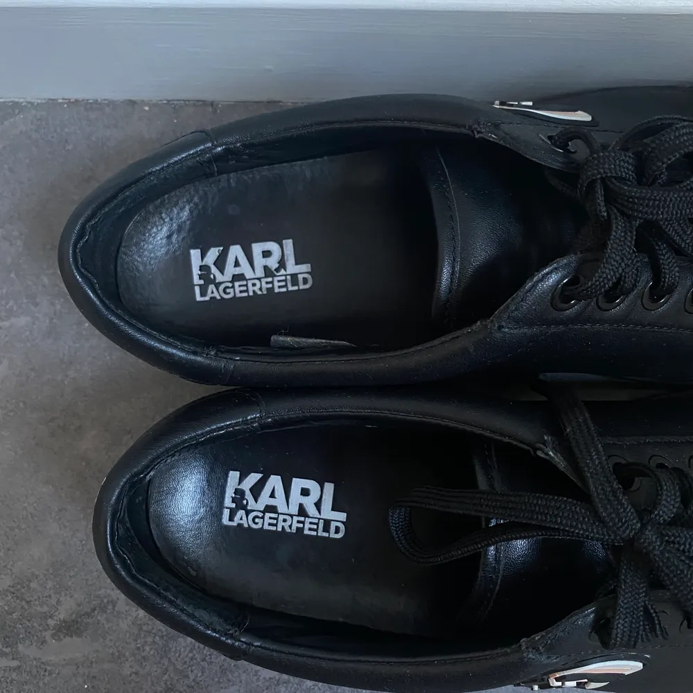 Jättefina Karl Lagerfeld sneakers i mer eller mindre nyskick. Använda 2 ggr. Strl 40. . Skor.