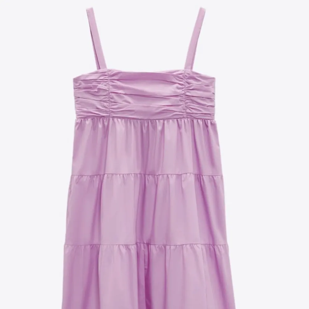 Säljer min rosa lång klänning i storlek S, aldrig använd klänningen och köpte den för ca 3 veckor sedan. Klänningen är ifrån ZARA och helt slutsåld på hemsidan! Nyskick!!💓 . Klänningar.