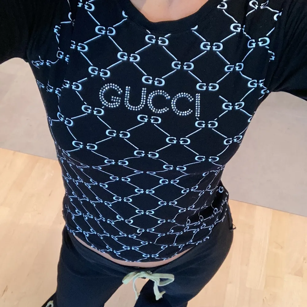 Gucci tröja köpt på humana, skiiitcool å sitter perfekt. Bomull. Toppar.