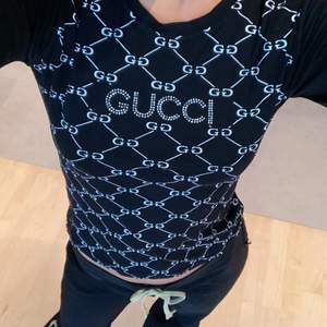 Gucci tröja köpt på humana, skiiitcool å sitter perfekt. Bomull