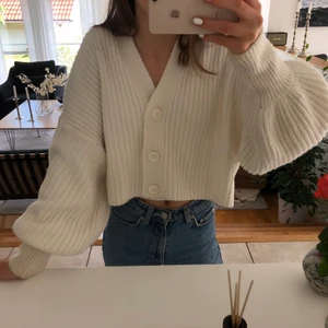 Stickad kofta  - Vit stickad kofta från Gina tricot, storlek L men skulle säga att den är mer en M. Knappt använd, jättemjuk och bra skick!! 