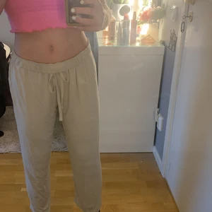 Beiga lågmidjade byxor - Jätte fina lågmidjade beiga byxor, trendiga till sommaren💕