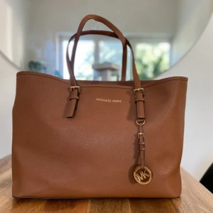Michael Kors - Snygg traveler väska med mycket yta och många fack. Fin brun färg perfekt nu till hösten  Aldrig använt