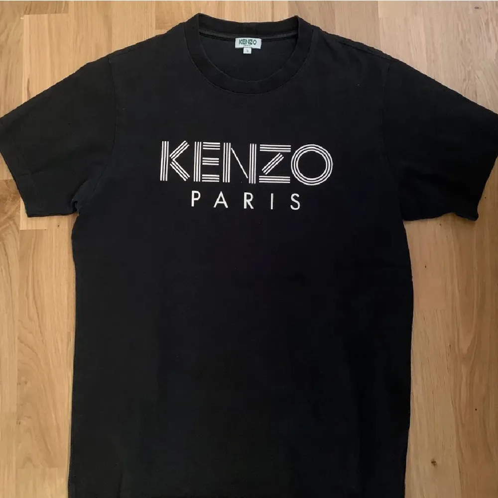 Hej, säljer min kenzo t shirt i jätte fint skicka som är i storlek S , kan mötas i Malmö eller frakta (köparen står för frakt . T-shirts.