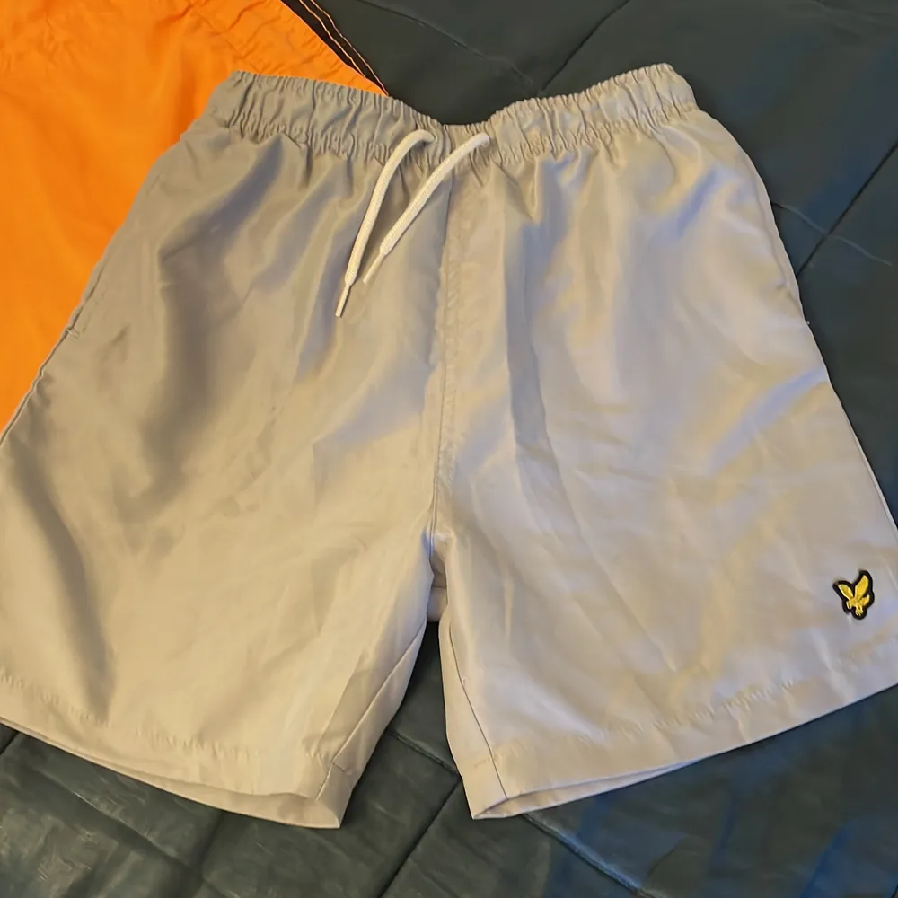 Säljer båda shortsen för endast 300:-  Knappt använda först till kvarn!  . Shorts.